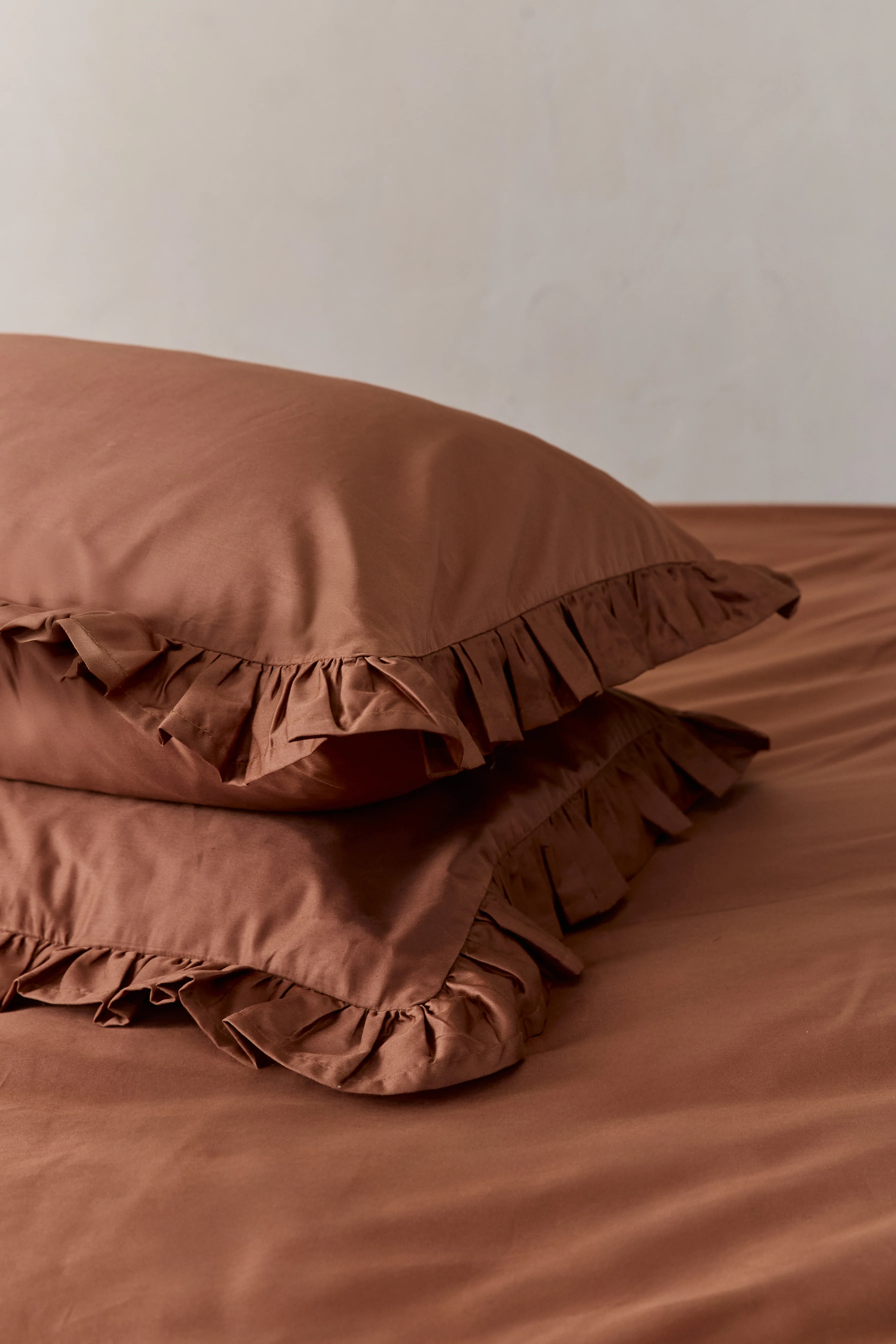 זוג ציפיות סאטן 500 Hazelnut Ruffle - Image 4